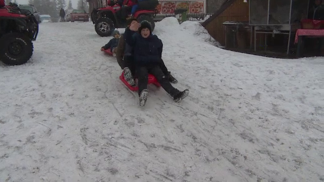 Turiștii se bucură de ultimul weekend din vacanța copiilor, pe pârtia din Rânca