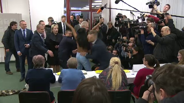 Președintele Cehiei, întâmpinat de o activistă dezbrăcată, într-o secție de votare