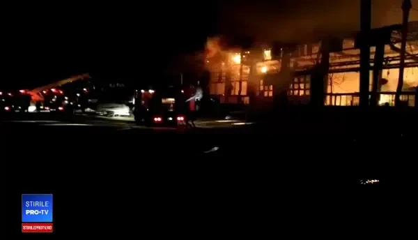 Incendiu puternic la societatea de transport public din Tulcea. Au ars mai multe autobuze
