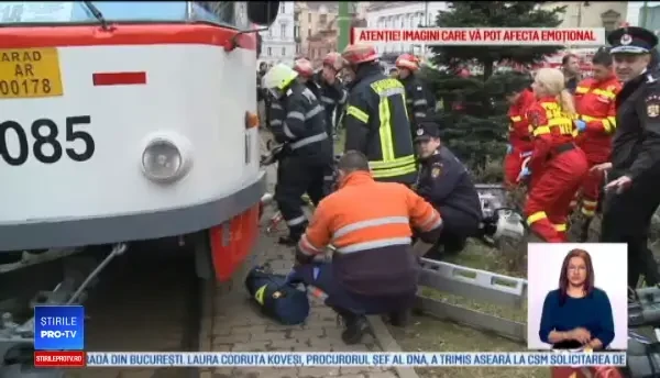 Starea elevei prinse sub tramvai. Vatman: Mergea cu telefonul în mână și părul pe față