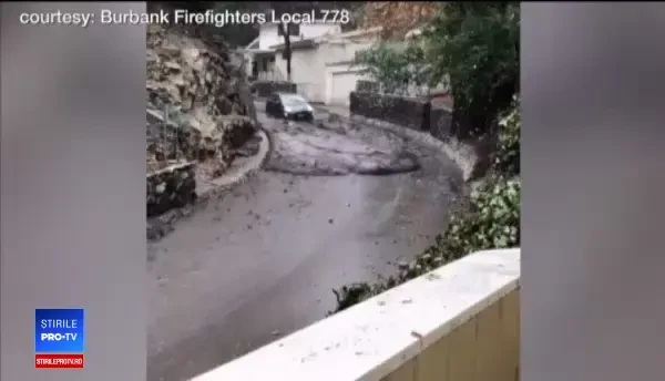 Imagini terifiante din California. O mașină a fost luată pe sus de șuvoiul de noroi