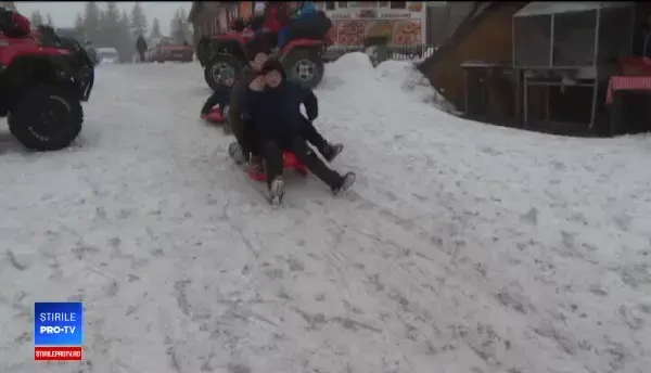 Turiștii se bucură de ultimul weekend din vacanța copiilor, pe pârtia din Rânca