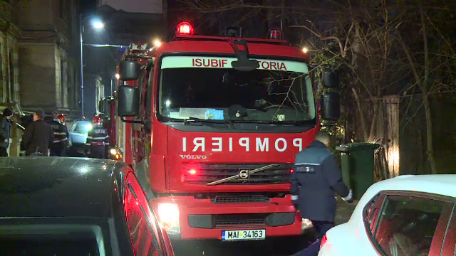 Mansarda unui imobil din Sectorul 1 a fost cuprinsă de flăcări, vineri seara