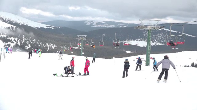 Cum ne putem feri de accidentări la schi. Dr. Mihai Râşcu: "Cele mai frecvente sunt la nivelul genunchilor"