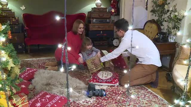 Studiourile foto, pline de familii care îşi fac poze de Crăciun în ianuarie