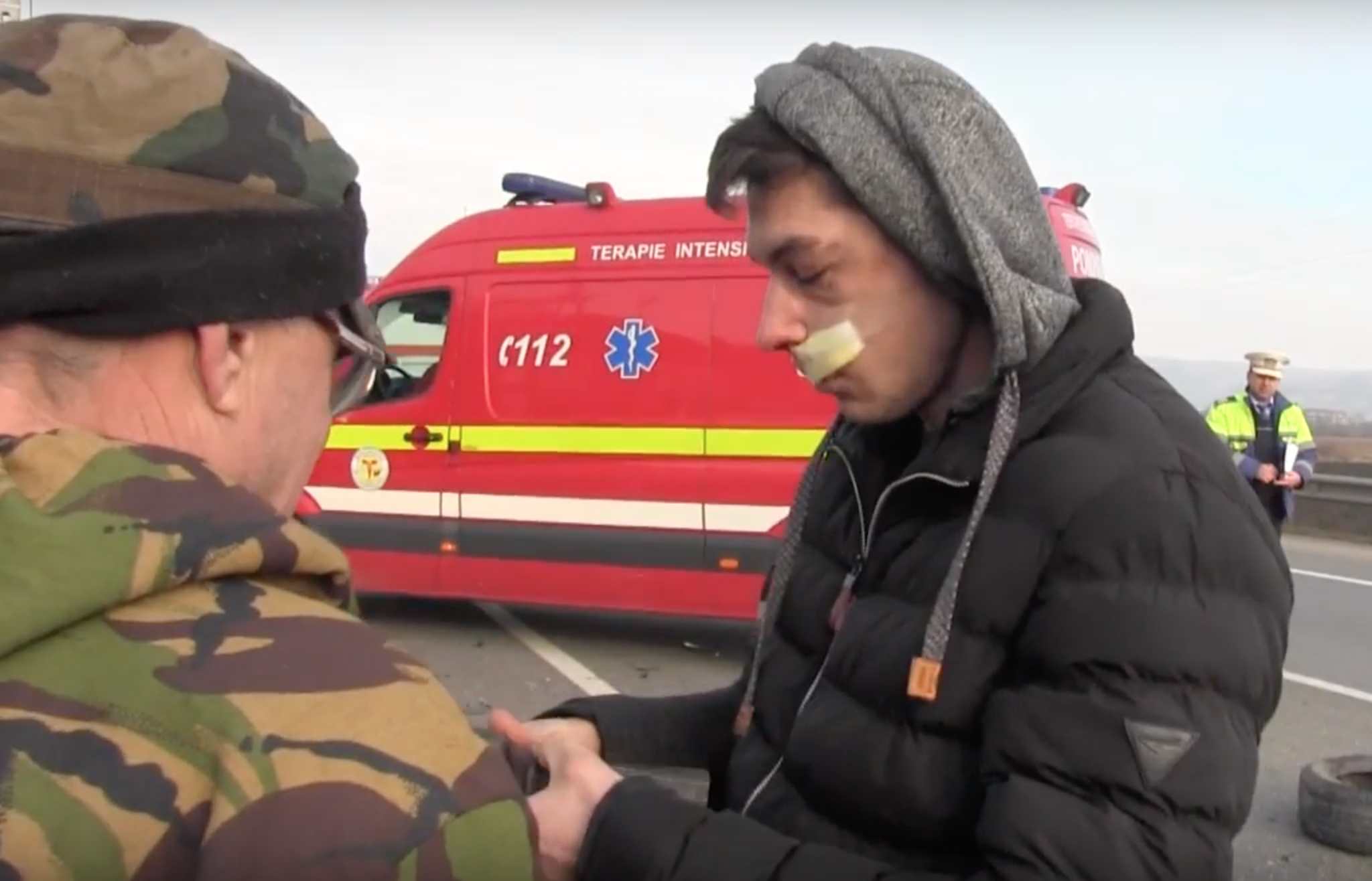 A salvat un şofer dintr-un accident, apoi i-a cerut bani. "Mie îmi curgea sânge şi el trăgea de mine să-i dau 2 lei"