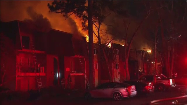 O femeie pompier a salvat un bebeluș aruncat de la etajul 3 al unui apartament în flăcări