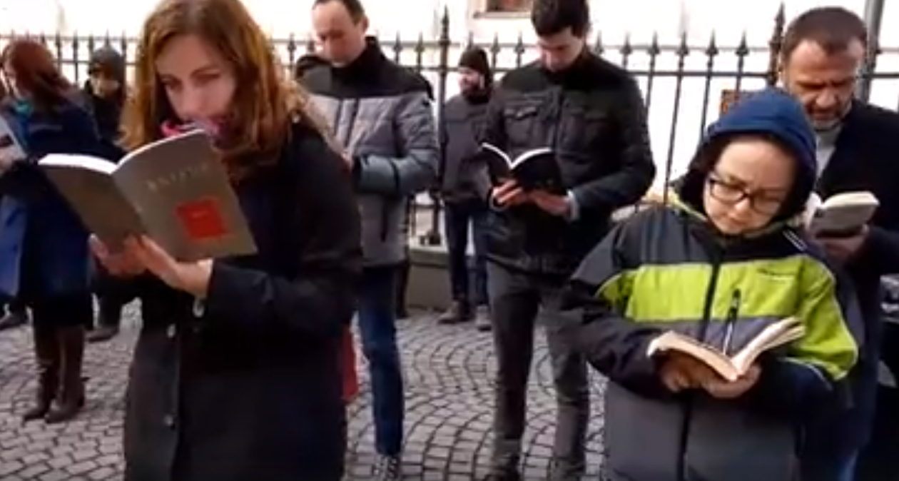 Nou protest în fața sediului PSD din Sibiu. Oamenii au manifestat prin lectură