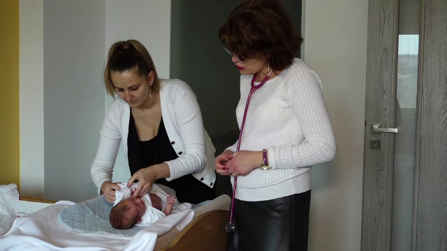 Consulturile pediatrice la domiciliu, opțiunea părinților sătui de cozile din spitale