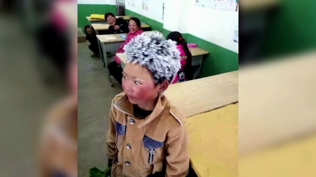 A mers 5 km pe jos, prin ger, pentru a ajunge la școală. Familia n-are bani să-i cumpere haine groase