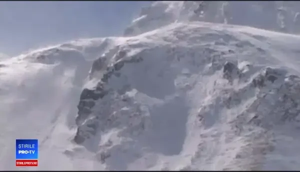 Alpinist surprins de avalanșă în Munții Bucegi. Șansele de supraviețuire sunt minime