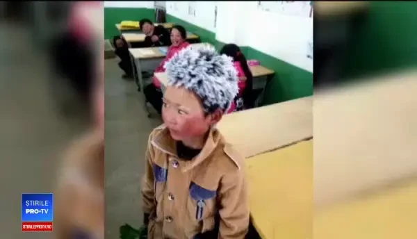 A mers 5 km pe jos, prin ger, pentru a ajunge la școală. Familia n-are bani să-i cumpere haine groase