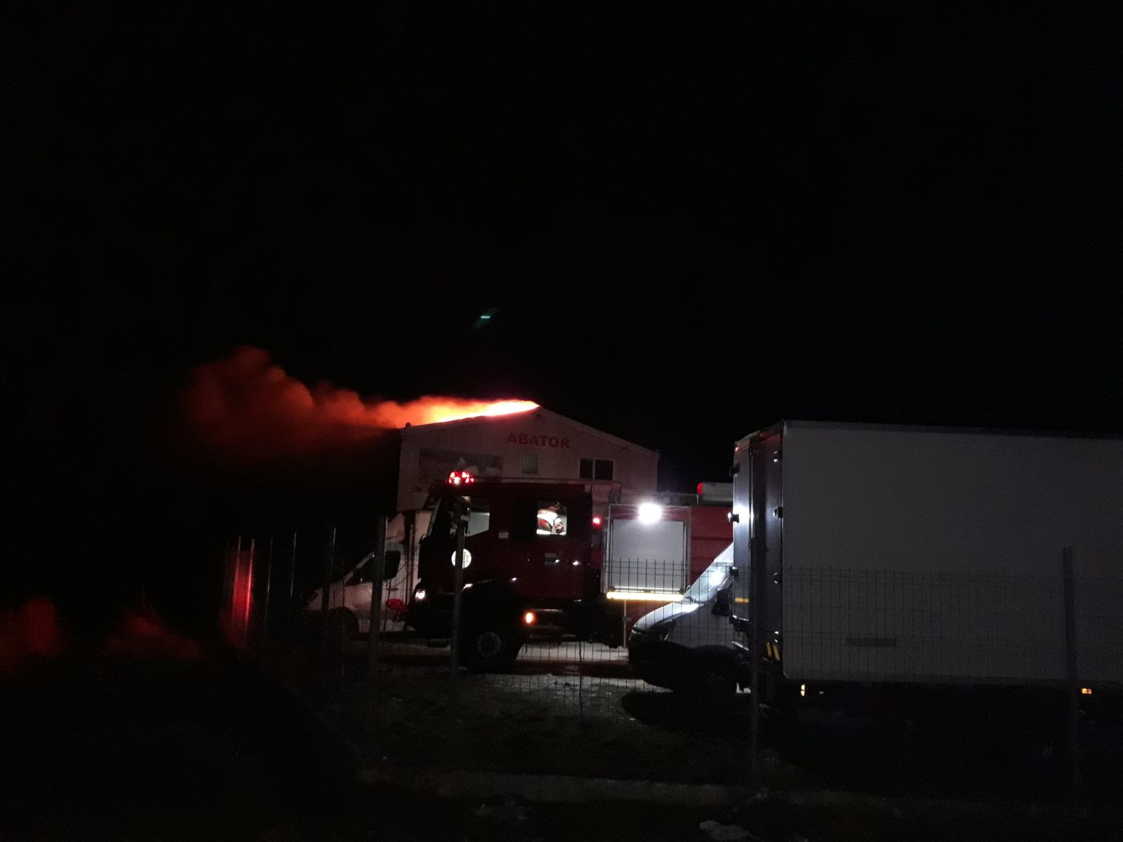 Incendiu lângă un depozit de carburanţi, în Prahova. A fost deschisă o anchetă