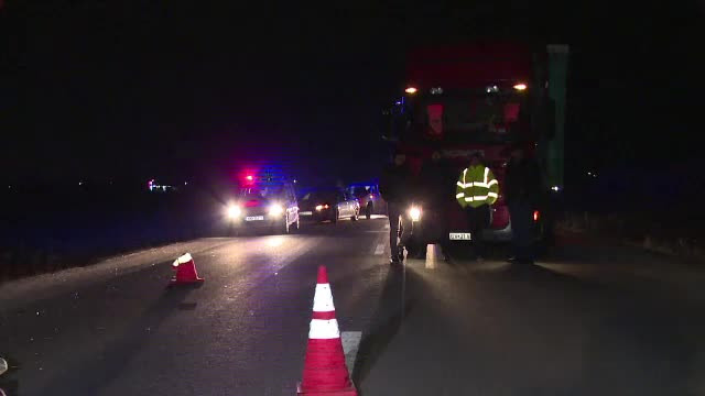 Un pieton care traversa neregulamentar a fost lovit de un TIR