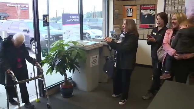 O americancă de 101 ani a primit saci întregi cu scrisori și cărți poștale de ziua ei