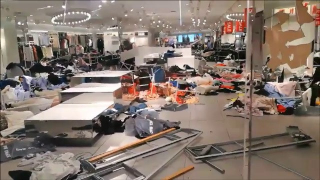 Magazinele H&M, devastate de protestatari. Ce i-a starnit pe oameni