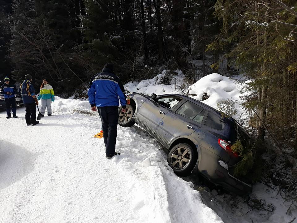 Intervenția jandarmilor pentru recuperarea unui autoturism derapat. VIDEO