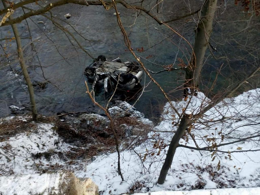 Doi morți și un rănit grav, după ce o mașină a căzut de la 15 metri în râul Jiu