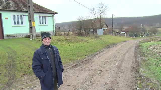 N-au canalizare, școală sau străzi asfaltate. Pe ce a decis însă primarul să dea 40.000 de euro