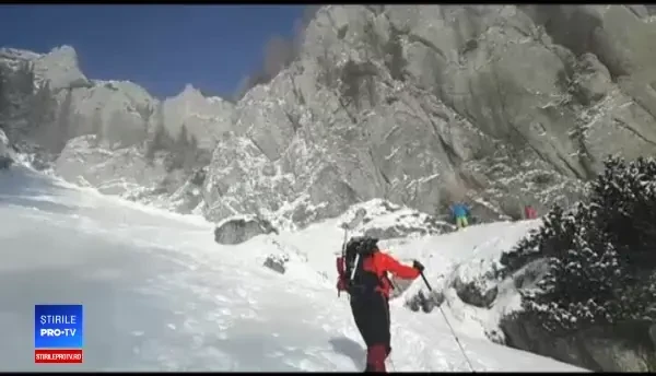 Șanse minime pentru tânărul surprins de avalanșă în Bucegi. Salvatorii i-au găsit rucsacul