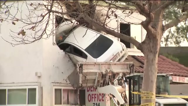 Un american „a zburat” cu mașina în cabinetul unui stomatolog, situat la primul etaj