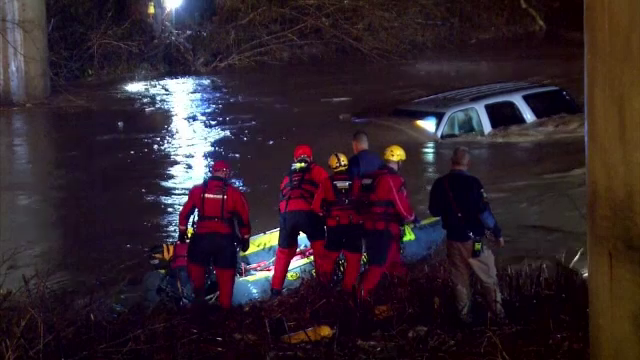 Mașina unui bărbat din Virginia, luată pe sus de o viitură