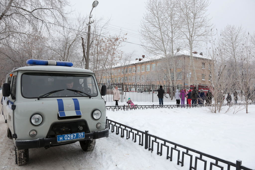 Doi elevi au atacat o școală din Rusia. 11 copii și o profesoară, răniți