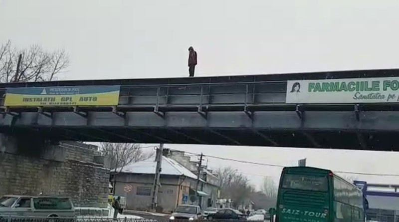 Un bărbat a ameninţat că se aruncă de pe un pod din Piteşti. Poliţiştii l-au dat jos