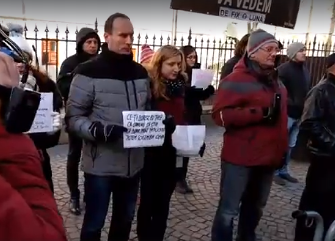 100 de persoane au protestat la sediul PSD Sibiu, de ziua lui Mihai Eminescu
