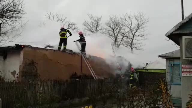 O bătrână a dat foc casei primită de la un medic, după ce a uitat candela aprinsă