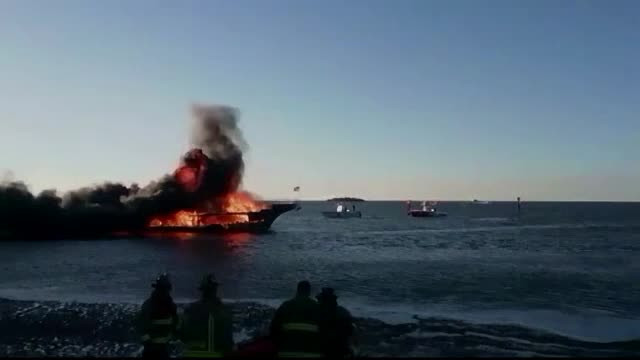 Un vapor cu zeci de oameni la bord a luat foc în largul Floridei