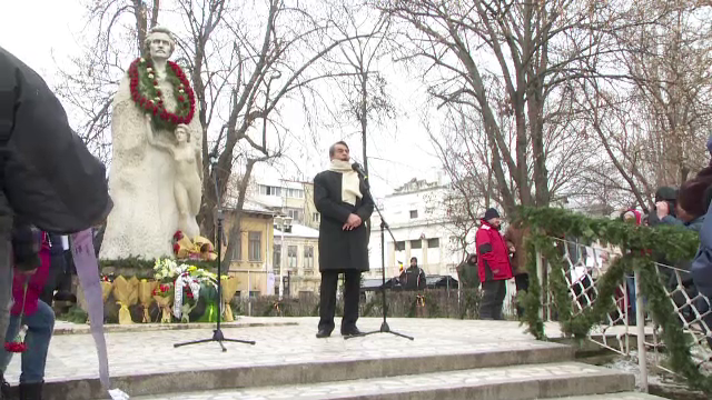 Statuia lui Eminescu a primit un „braț” nou, de ziua poetului