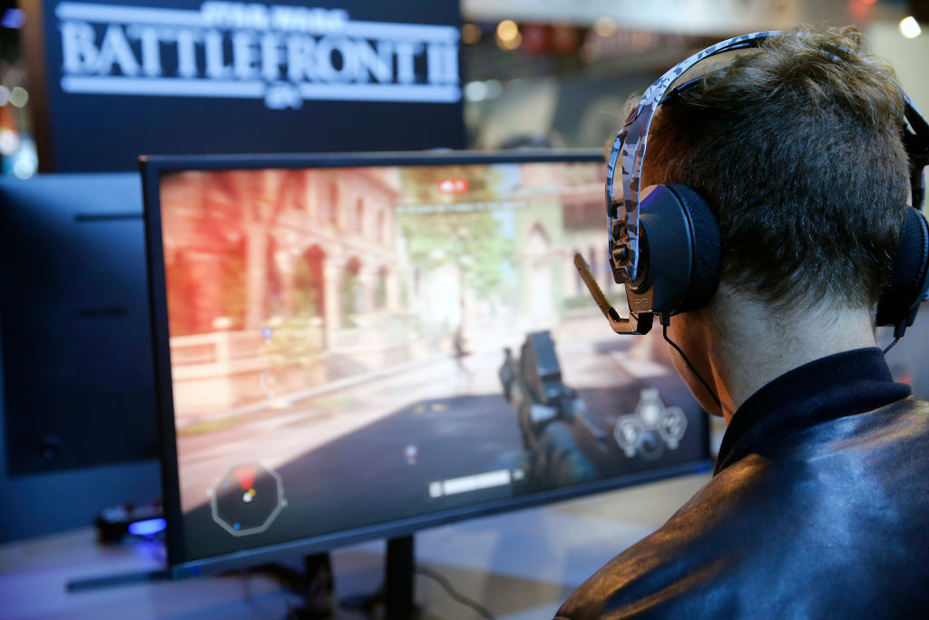 Un bărbat și-a împușcat mama în cap, din cauza unui joc video