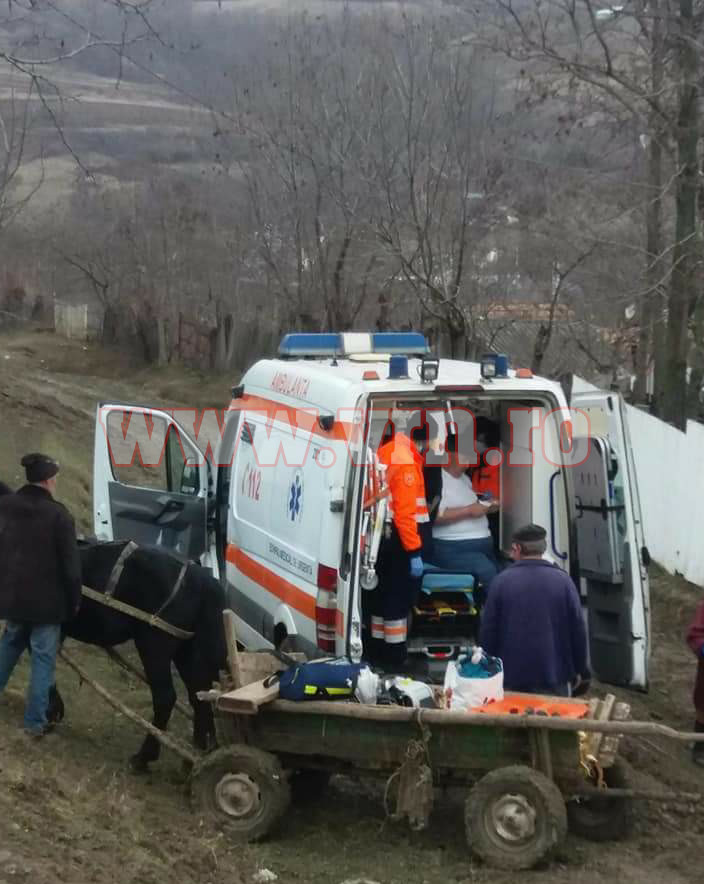 Pacient transportat cu căruța, în Vaslui, după ce ambulanța a rămas împotmolită în noroi