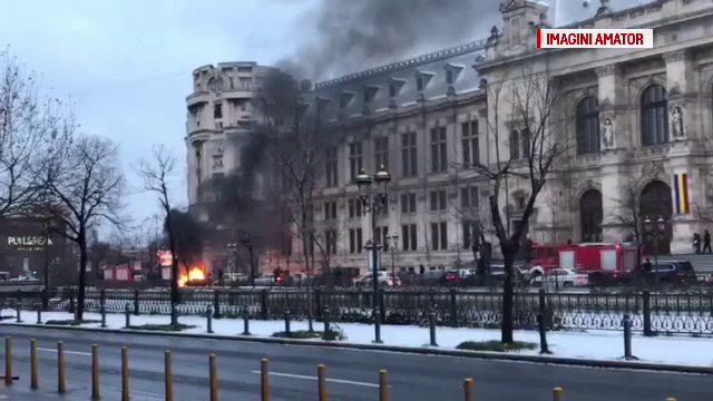 Un taxi a luat foc în timpul mersului, în centrul Capitalei. Intervenția pompierilor, dificilă