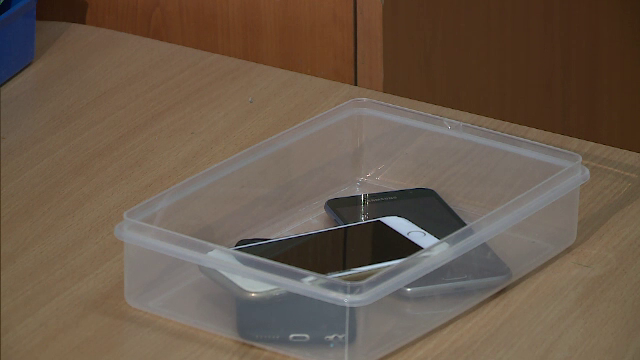 Elevii NU mai au voie cu mobile la ore, de luni. ”Nu se concentrează la ore, dar e util”