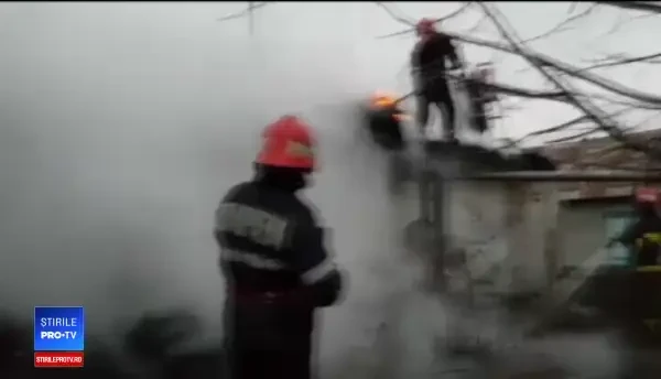 O bătrână a dat foc casei primită de la un medic, după ce a uitat candela aprinsă