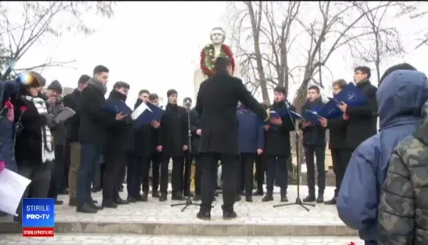 Statuia lui Eminescu a primit un braț nou, de ziua poetului