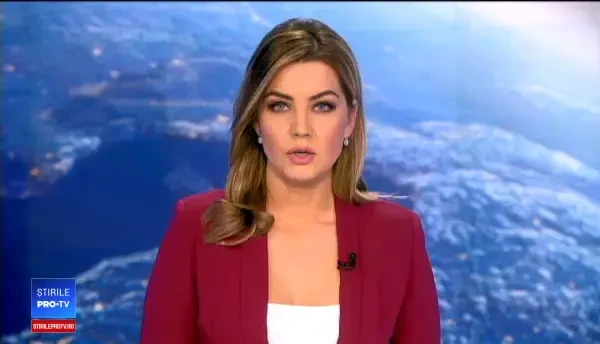 Un taxi a luat foc în timpul mersului, în centrul Capitalei. Intervenția pompierilor, dificilă