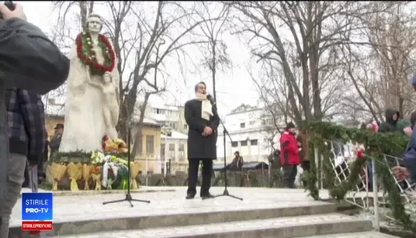 Statuia lui Eminescu a primit un braț nou, de ziua poetului