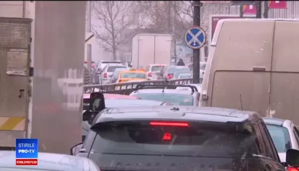 Prima ninsoare a blocat traficul din București. Firmele de salubrizare, amendate pentru că nu au curățat străzile
