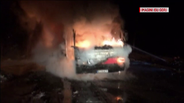 Autocar cuprins de flăcări pe un drum din Gorj