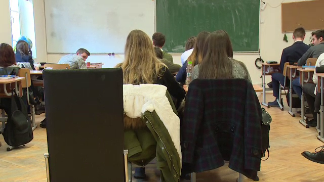 Noile planuri-cadru pentru liceu, în dezbatere publică. Părinții sprijină schimbările din Educație: „Un pas înainte curajos”