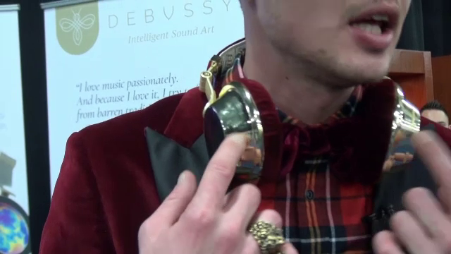 CES 2018. Cum arată căștile-telefon, îmbrăcate în aur, care costă 5000 de EURO