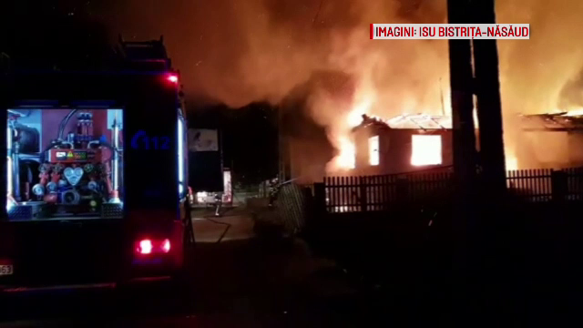 Familie din Bistrița, pe drumuri după ce un incendiu s-a extins și la casa lor