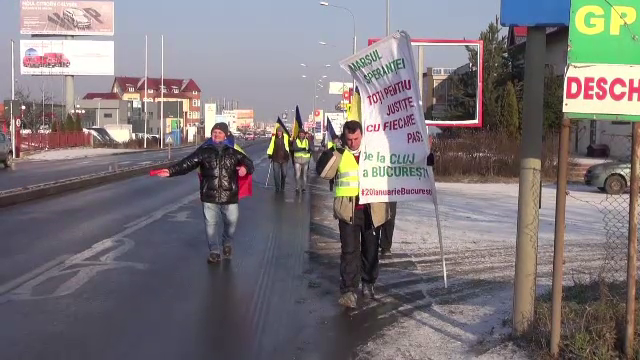 Protestatarii care vin pe jos din Cluj până la București, întâmpinați cu ceai și cafele