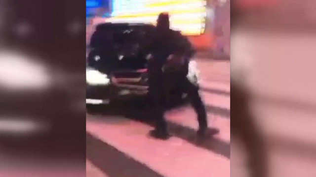Polițist târât câțiva metri, după ce a încercat să oprească un șofer, în New York