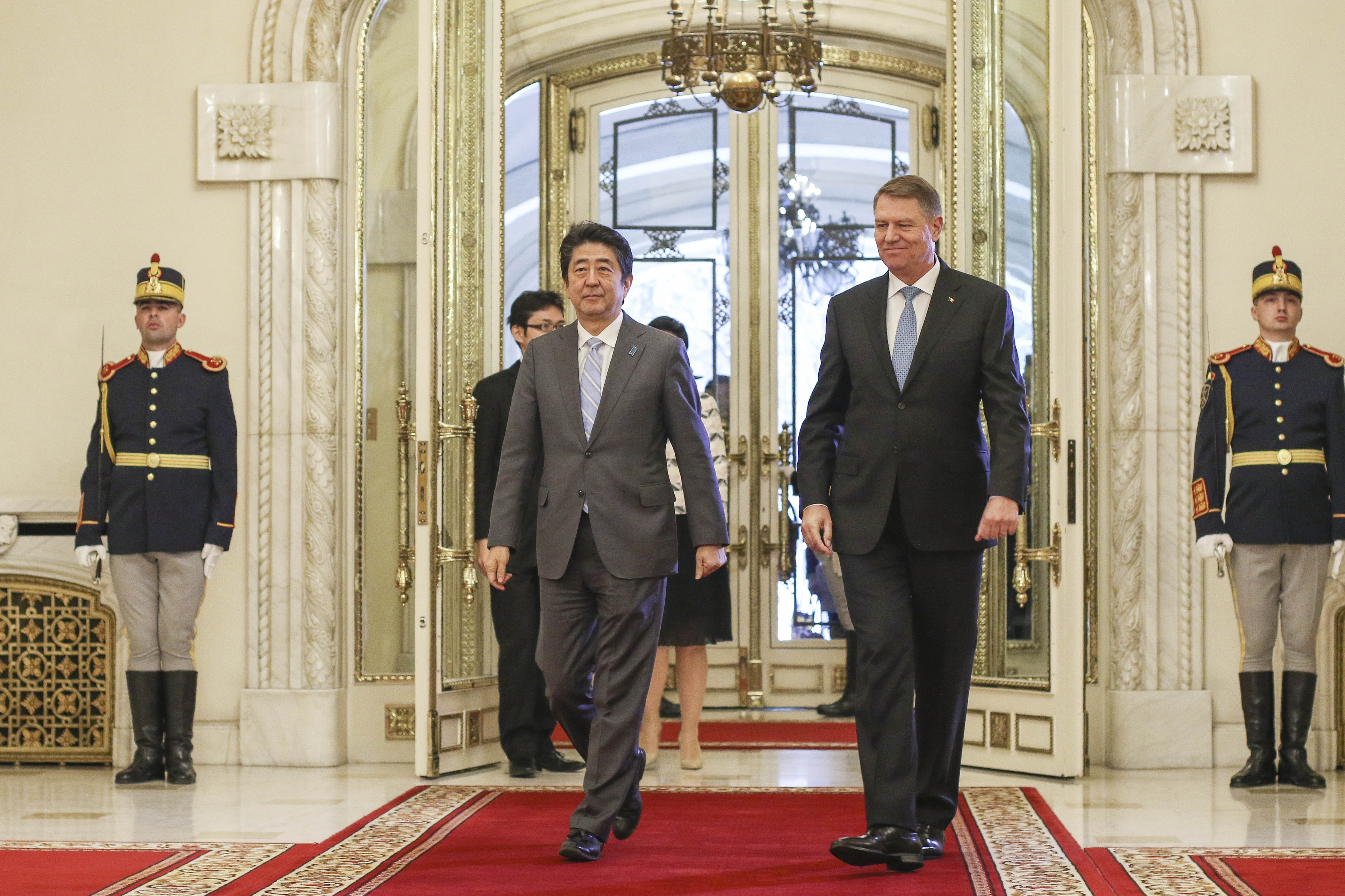 Euronews: ”E cineva acolo? Premierul Japoniei şi-a ales cel mai prost moment să viziteze România”