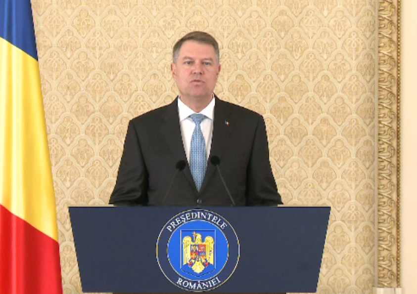 Sesizarea lui Iohannis la legea ce menţine abrogarea suspendării funcţionarilor publici trimişi în judecată, la CCR