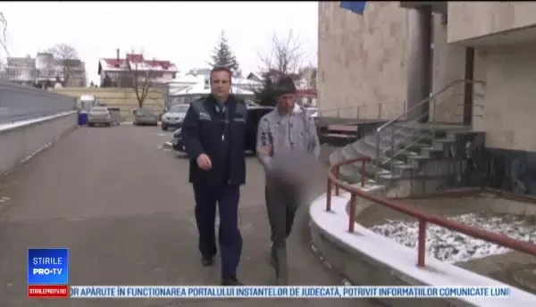 Un bărbat a fost ucis cu furcile și topoarele, pe un câmp din Botoșani